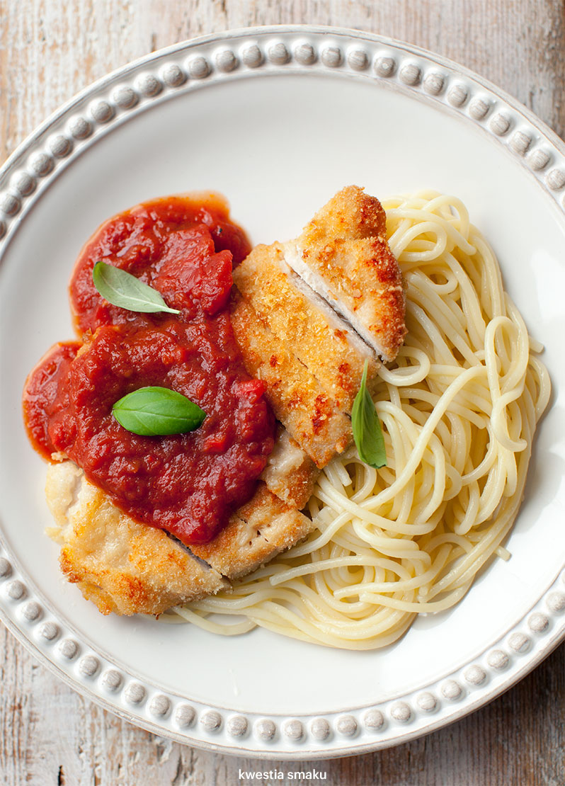 Filety z kurczaka pieczone w parmezanowej panierce podawane z sosem all'arrabbiata