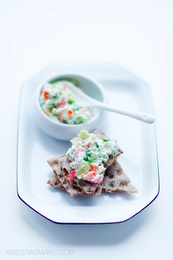 Pasta z awokado, serka koziego lub mascarpone, z papryką i bazylią