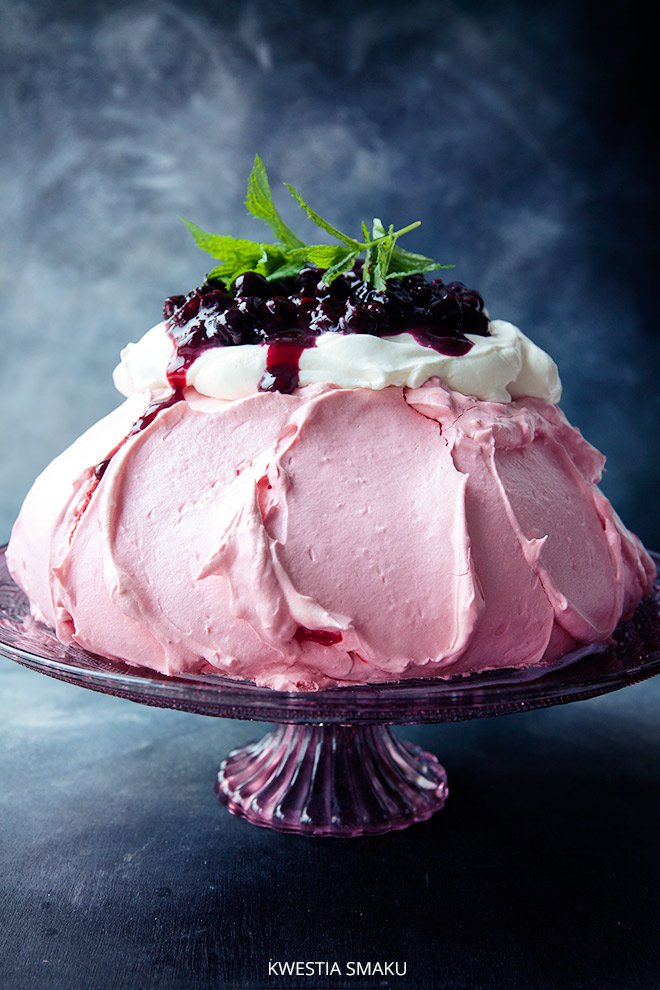 Pavlova Cassis z czarnymi porzeczkami