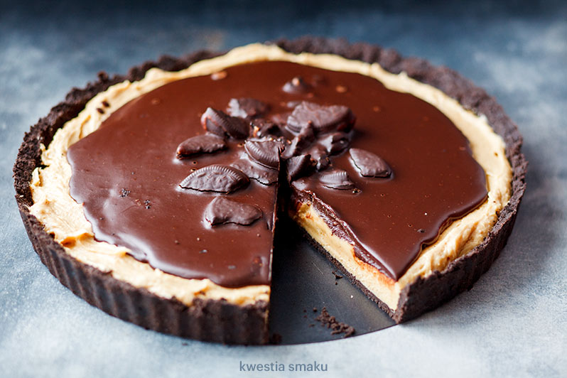 Tarta Oreo z masłem orzechowym i polewą czekoladową