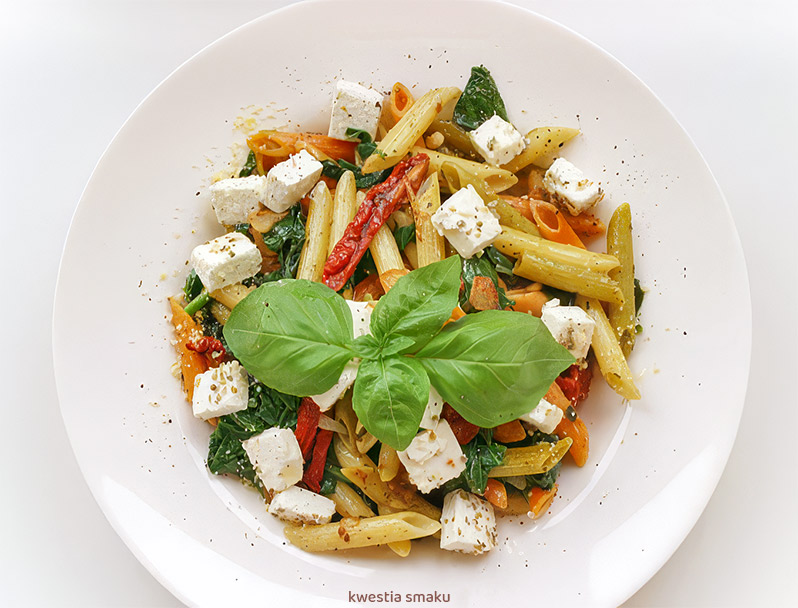 Penne ze szpinakiem, serem feta i suszonymi pomidorami