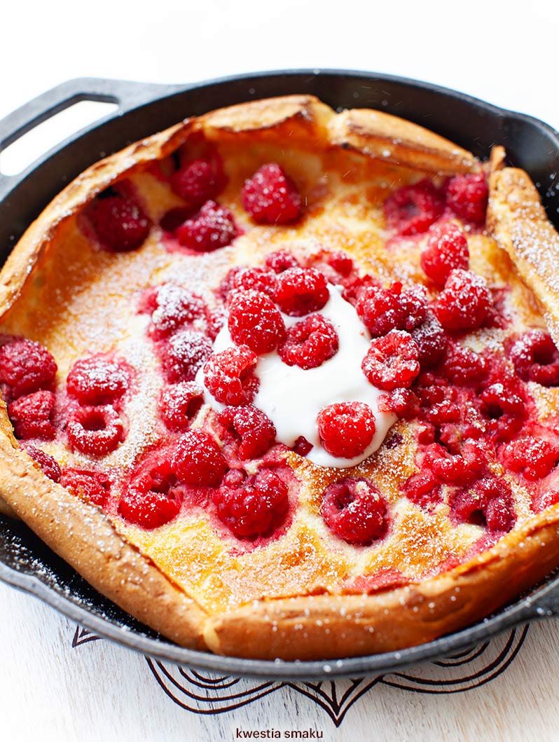 Pieczony naleśnik "Dutch Baby" z malinami