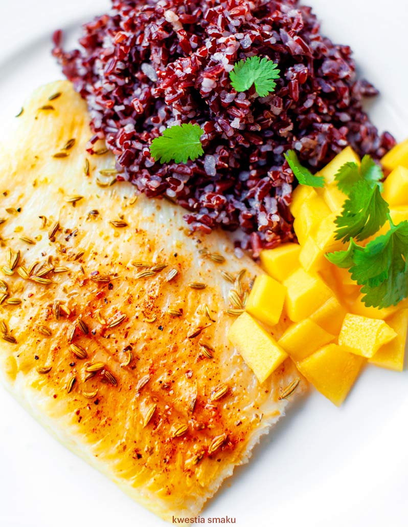 Pieczony halibut z czerwonym ryżem i salsą mango