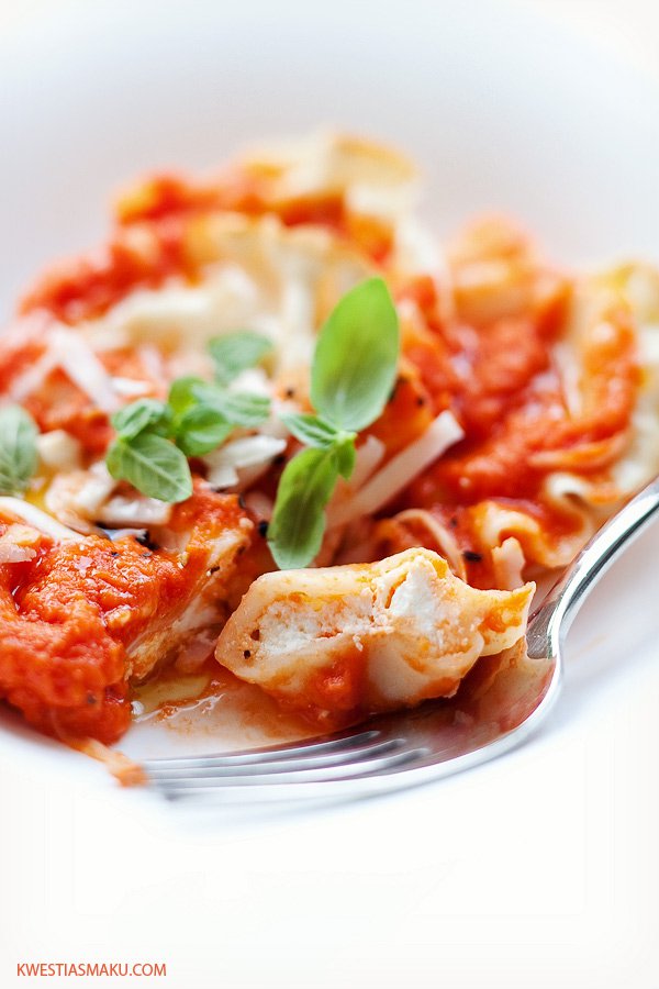 Pierogi z mozzarellą w sosie pomidorowym