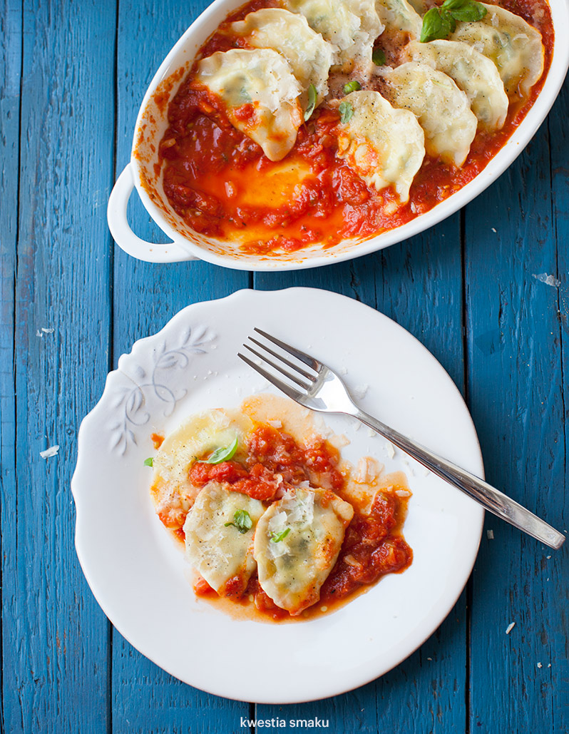 Pierogi ze szpinakiem zapiekane w sosie pomidorowym