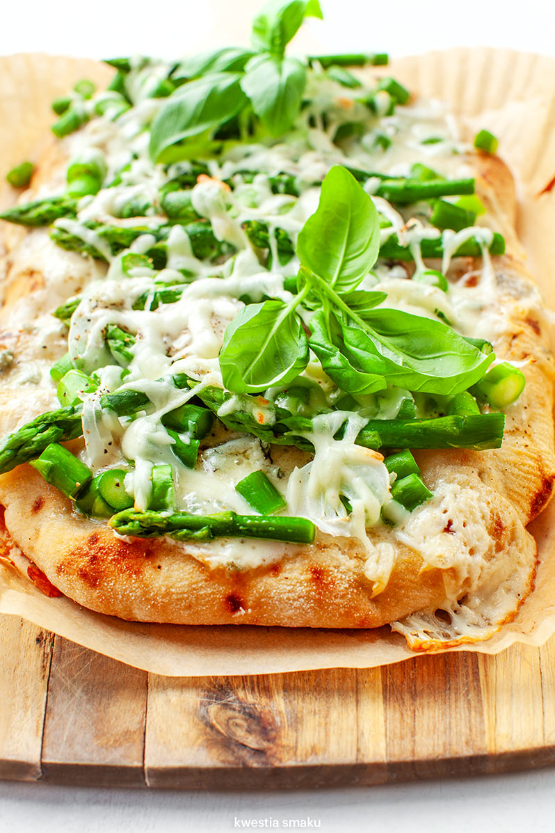 Pinsa ze szparagami i gorgonzolą
