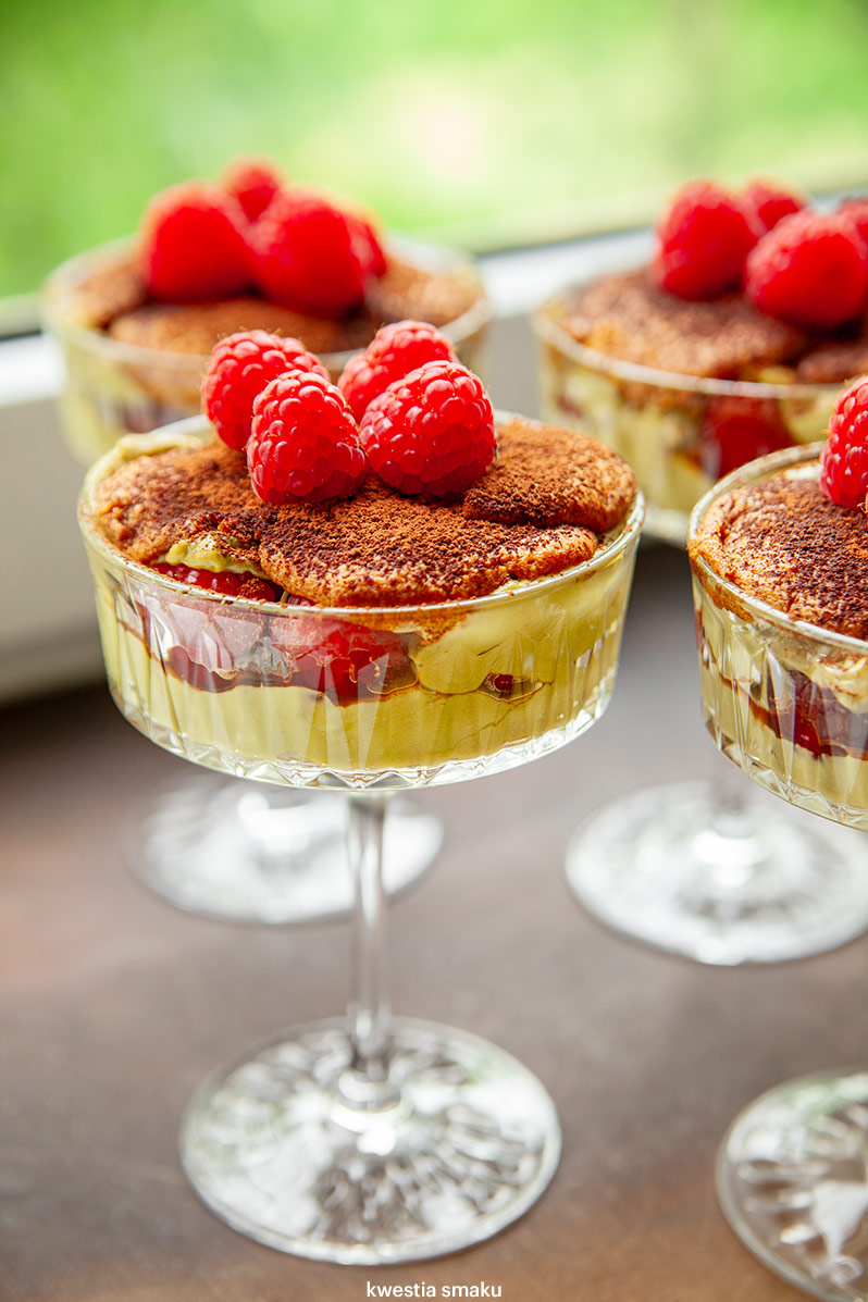 Pistacjowe tiramisu z malinami Kwestia Smaku