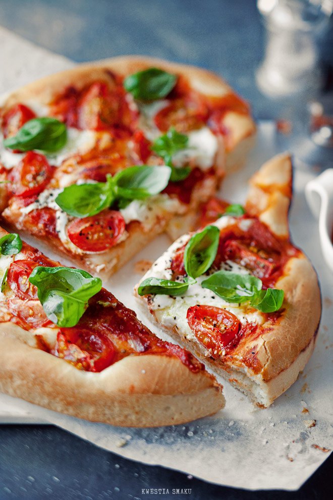 Pizza Caprese - z mozzarellą, pomidorkami i bazylią