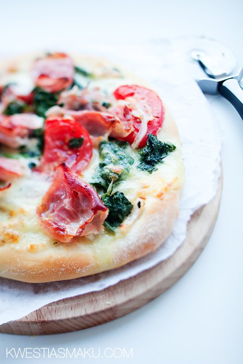 Pizza ze szpinakiem i szynką