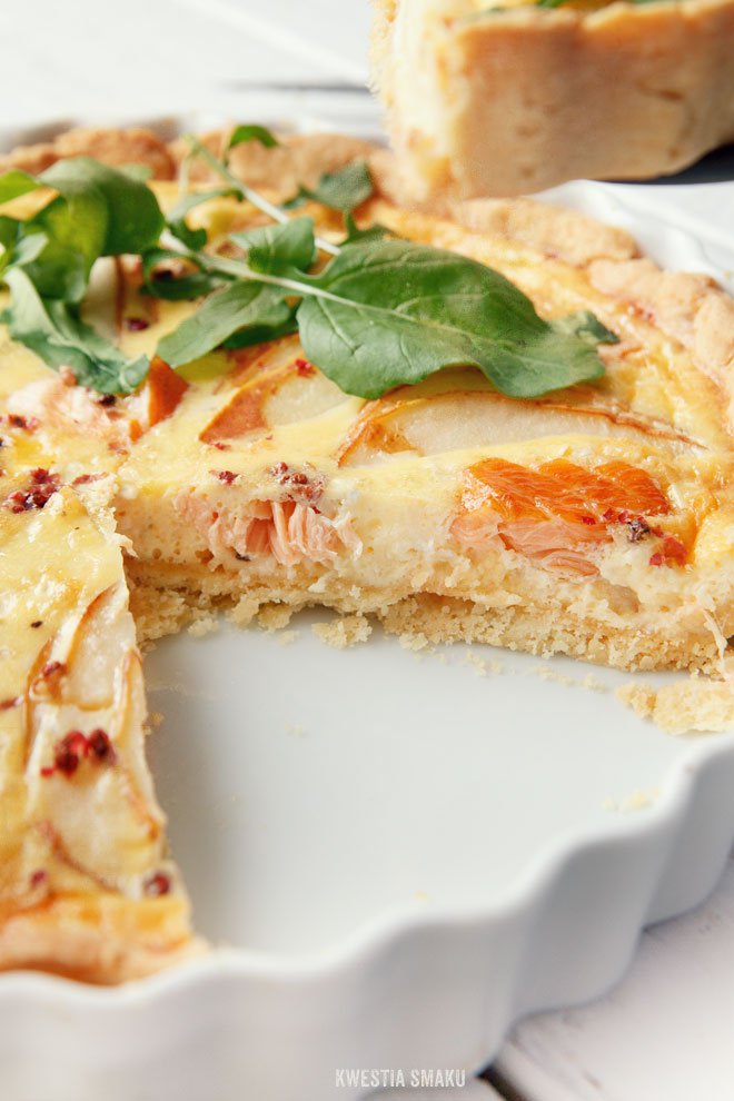 Quiche z łososiem (wędzonym), gruszką i camembertem