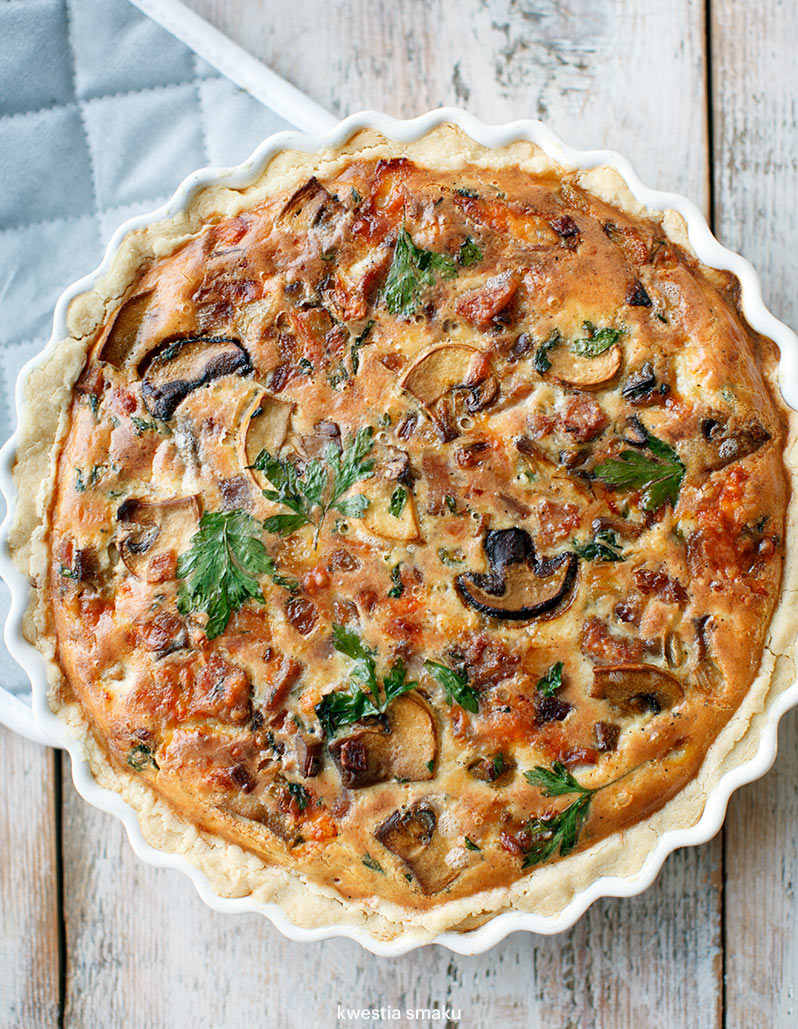 Quiche z wiejską kiełbasą, karmelizowaną cebulą, grzybami i serem Gruyère