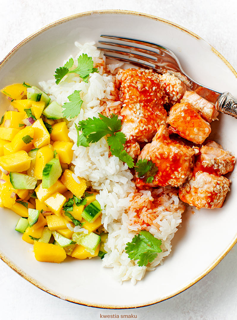 Rice Bowl z łososiem i salsą mango