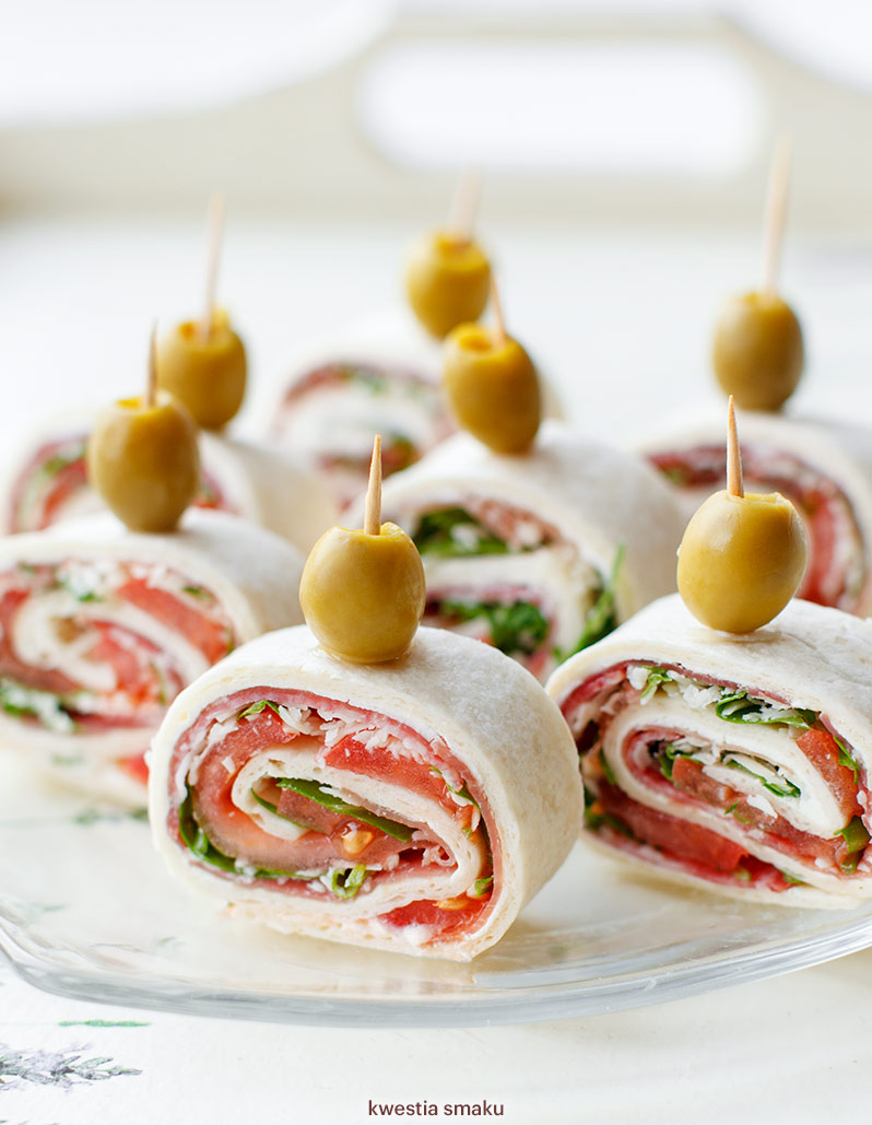 Roladki z tortilli z szynką parmeńską, pomidorem i parmezanem