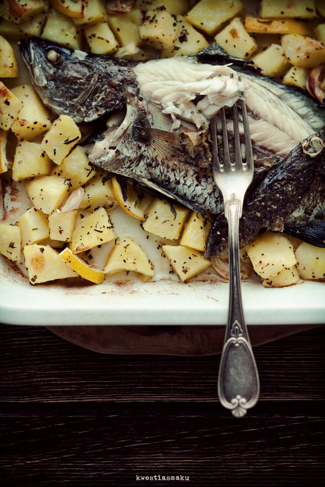Ryba pieczona w piekarniku z ziemniakami, cytryną i rozmarynem