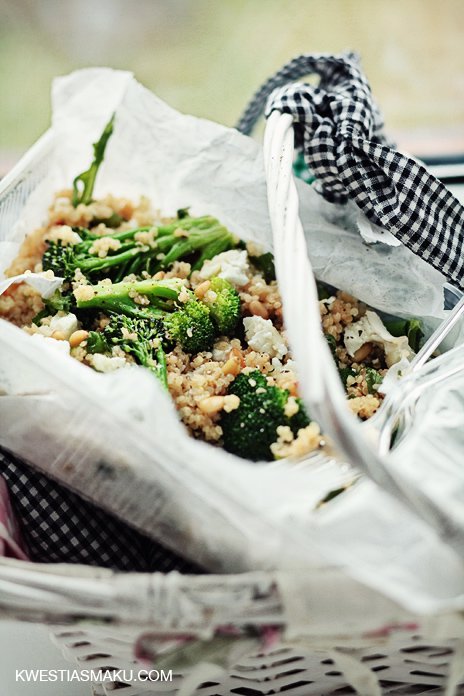  Komosa ryżowa z brokułami i orzeszkami pinii