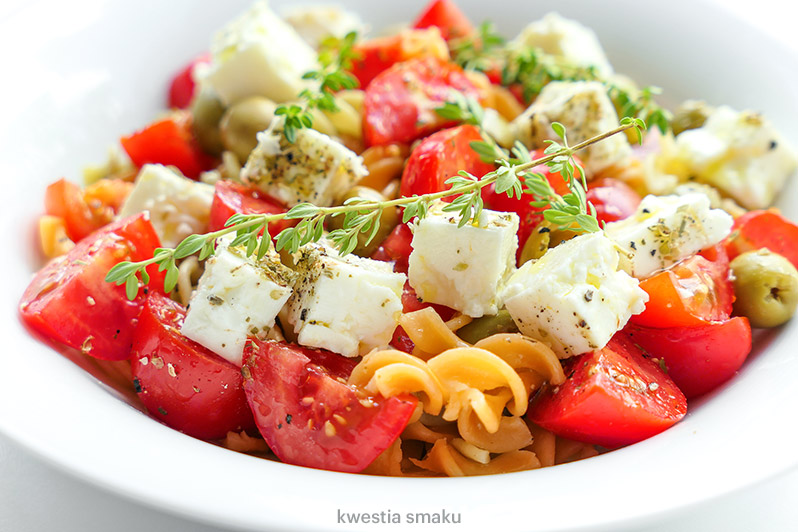 Sałatka makaronowa z pomidorami, oliwkami i fetą