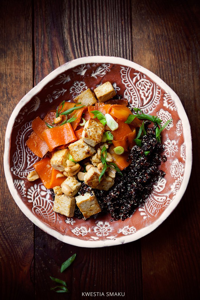 Wegańska sałatka z marchewki i tofu