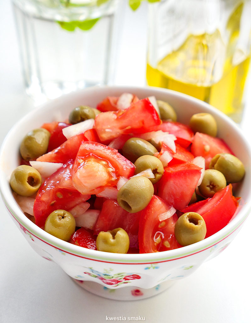 Sałatka z pomidorów, zielonych oliwek i cebuli