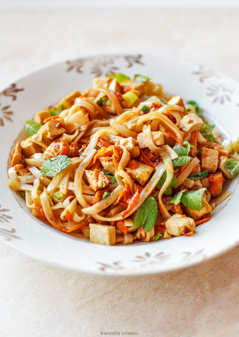 Smażony makaron z marchewką, imbirem i tofu