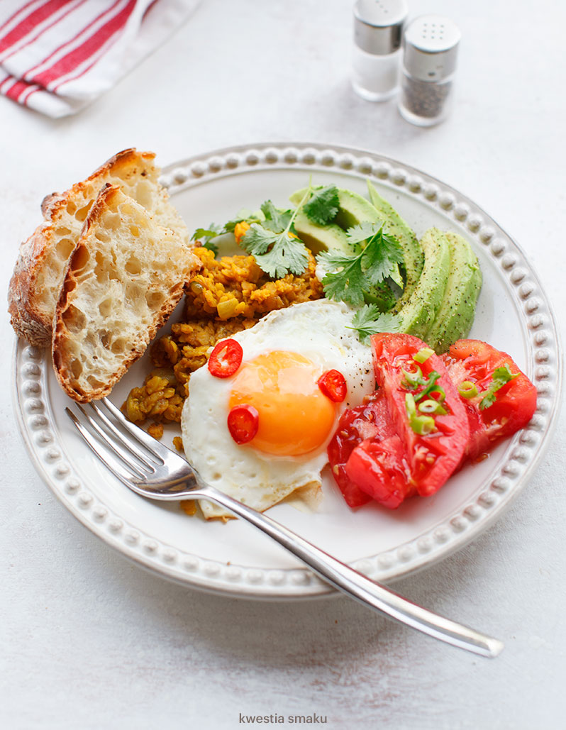 Jajko sadzone na soczewicy z awokado i sałatką z pomidorów