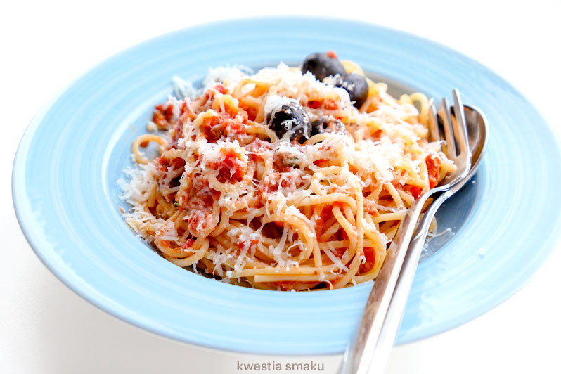 Spaghetti z tuńczykiem, anchois i pomidorami