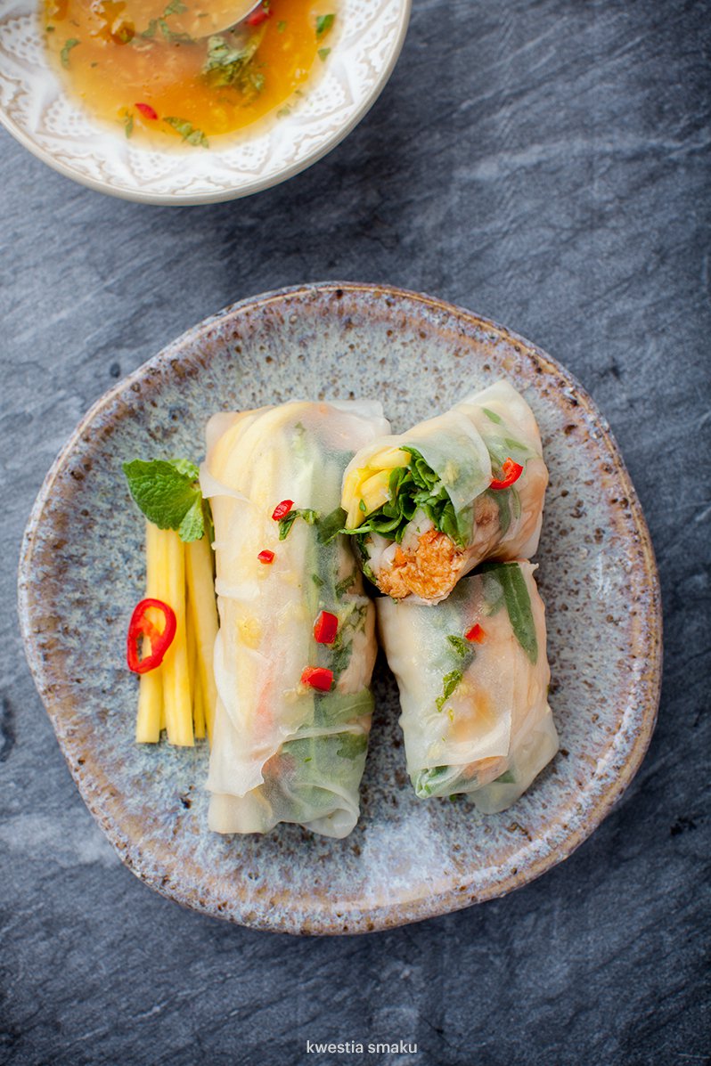 Spring rolls z pieczonym łososiem