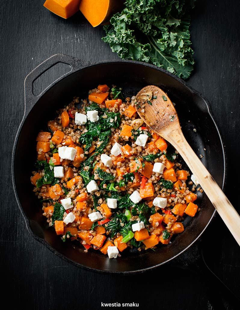 Stir-fry z kaszą gryczaną, jarmużem i fetą