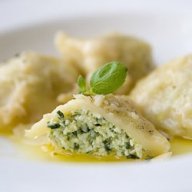 Pierogi ze szpinakiem i serem ricotta z masłem