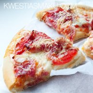 Pizza z szynką i salami