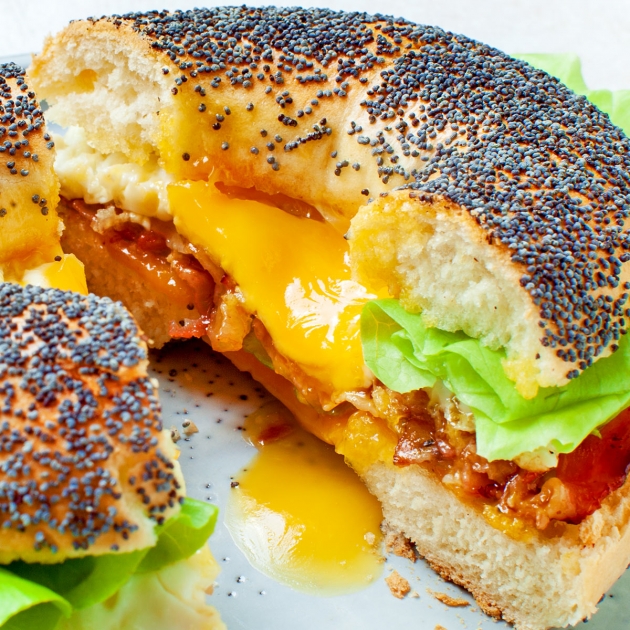 Bajgiel z boczkiem, sałatą, serem i jajkiem sadzonym