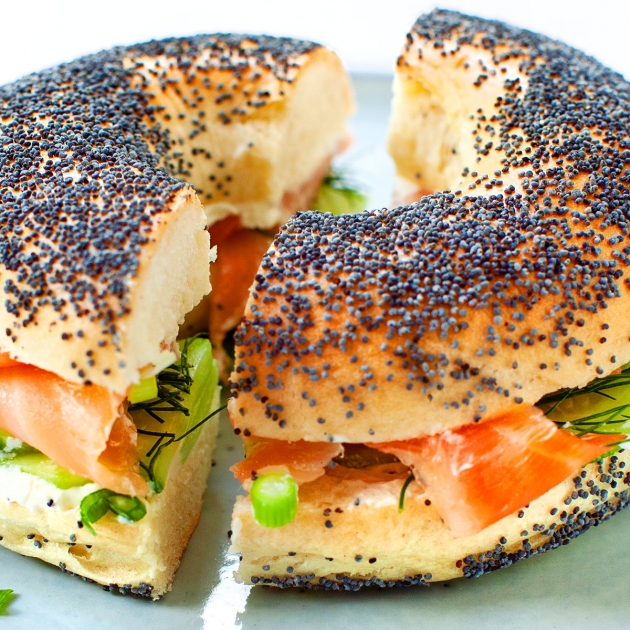 Bajgiel z wędzonym łososiem