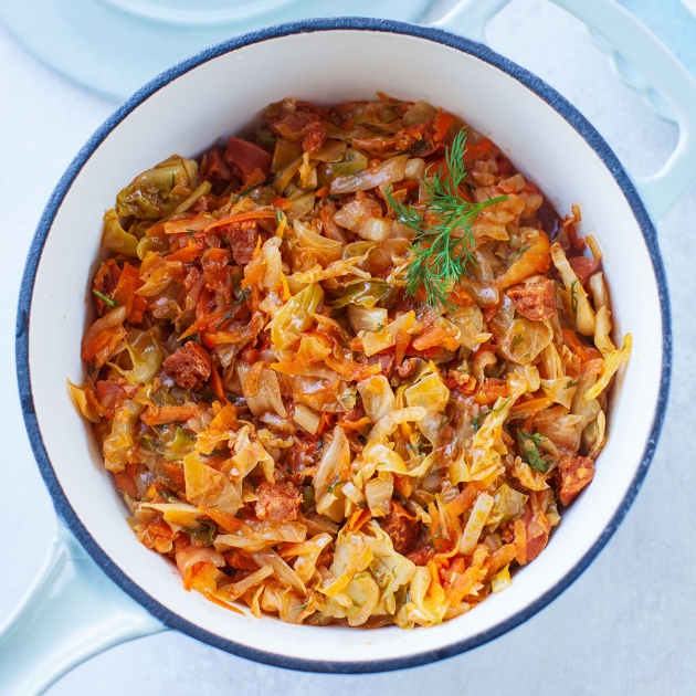 Bigos z młodej kapusty z chorizo