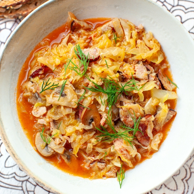 Bigos z młodej kapusty z pieczarkami