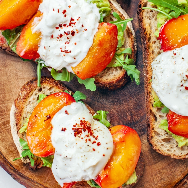 Bruschetta z burratą i karmelizowanymi brzoskwiniami