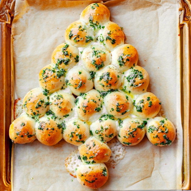 Choinka drożdżowa z mozzarellą i masłem czosnkowym