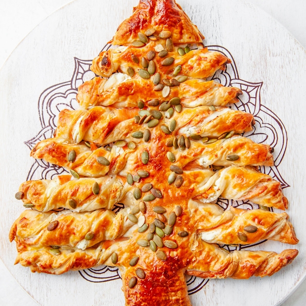 Choinka z ciasta francuskiego z łososiem wędzonym