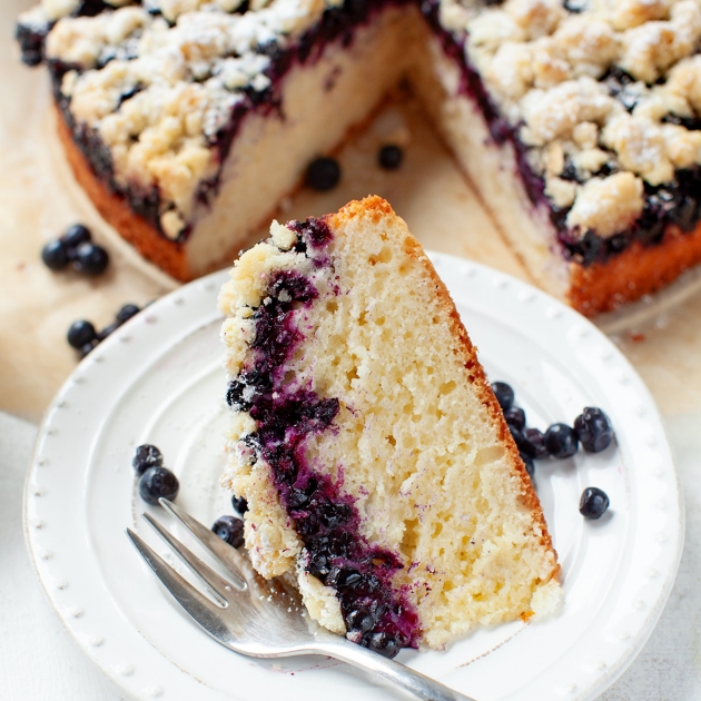 Ciasto jogurtowe z jagodami i kruszonką