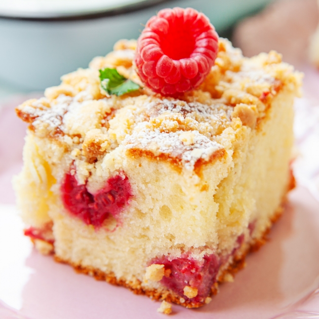 Ciasto jogurtowe z malinami i kruszonką