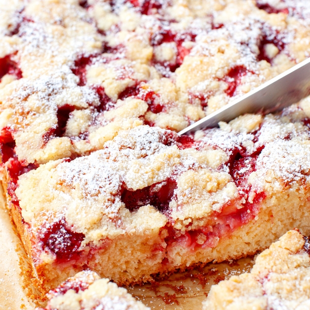 Ciasto maślankowe z truskawkami i kruszonką