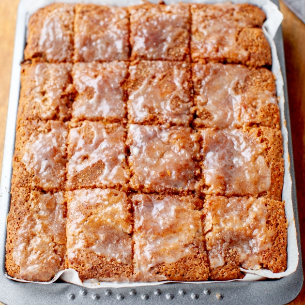 Ciasto z prażonymi jabłkami i cynamonem