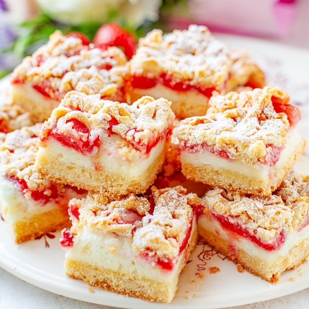 Ciasto z truskawkami i lekką, budyniową pianką