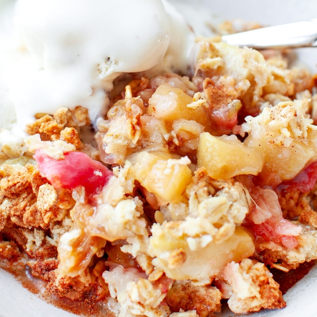 Crumble z rabarbarem, jabłkami i płatkami owsianymi