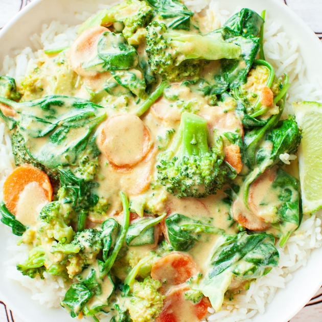 Curry z brokułem, szpinakiem i marchewką