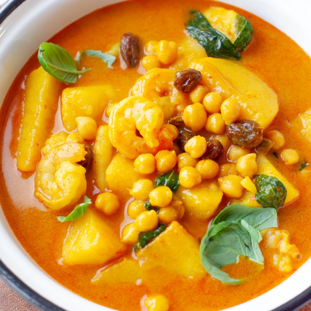 Curry z ziemniakami, ciecierzycą i krewetkami