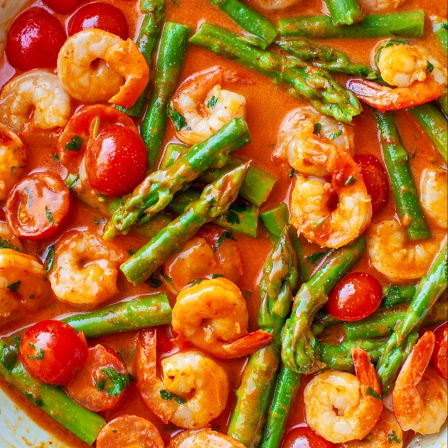 Krewetki w sosie curry z pomidorkami koktajlowymi i szparagami