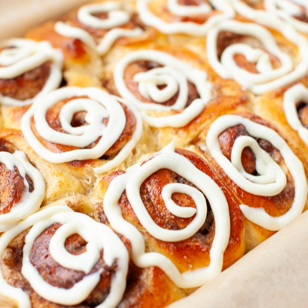 Cynamonki z polewą z kremowego serka