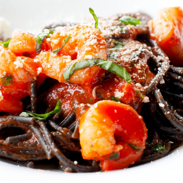 Czarny makaron z krewetkami