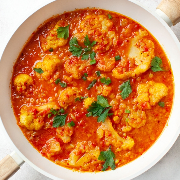 Dal z soczewicy z kalafiorem