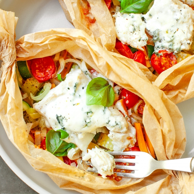 Dorsz w papilotach z warzywami i błękitnym serem