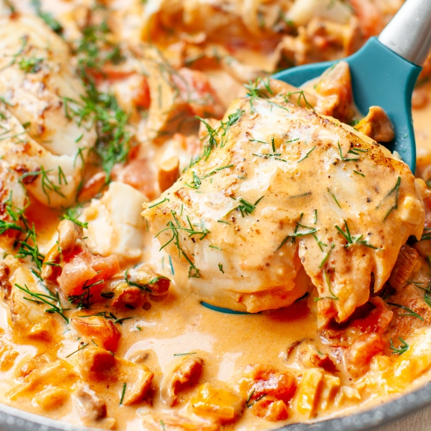 Dorsz z kurkami i pomidorami